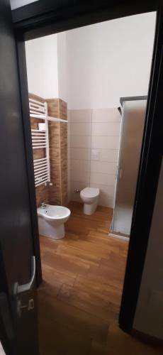 een badkamer met 2 toiletten, een wastafel en een douche bij Cairóly Rooms' in Termoli