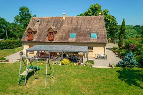 an aerial view of a house with a roof at Gîte avec vue imprenable in Fougerolles