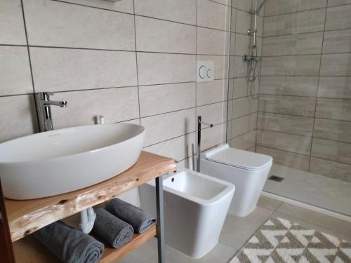 ein Bad mit einem Waschbecken und einem WC in der Unterkunft Alloggio da Massimo in San Leonardo