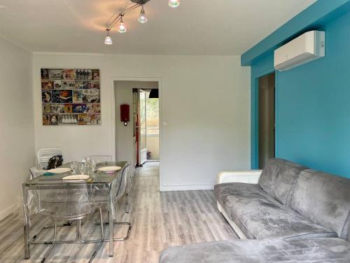 un salon avec un canapé et une table en verre dans l'établissement Au coeur et au calme de Bandol, parking et climatisation, à Bandol