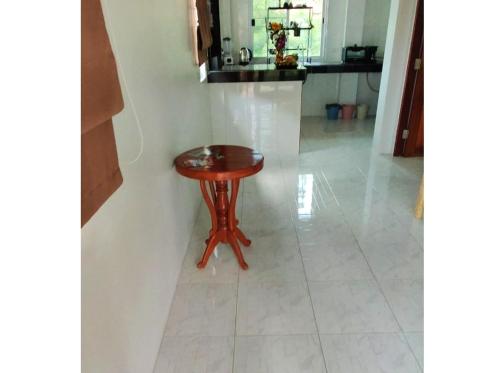 un piccolo tavolo in legno in una stanza con cucina di Peaceful Boutique Hotel a Srithanu Beach