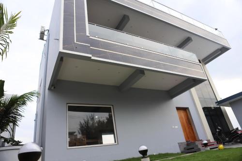Gallery image of Sea Breeze at ECR - Beach Front Villa with Private Pool, Jacuzzi and Dive-in Theater in Tirupporūr