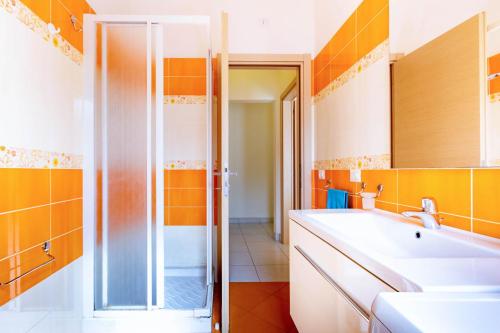 a bathroom with a sink and a shower at Appartamento Minerva int3 - MyHo Casa in Tortoreto Lido