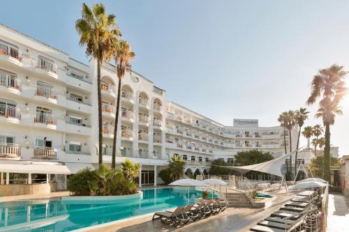 a large hotel with a swimming pool and palm trees at Hotel Best Lloret Splash in Lloret de Mar