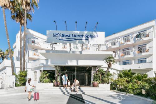 een groep mensen die buiten een hotel staan bij Hotel Best Lloret Splash in Lloret de Mar