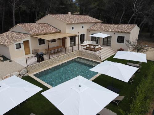 - une vue aérienne sur une maison avec une piscine et des parasols dans l'établissement Villa de luxe en Luberon - Piscine chauffée, à Puget