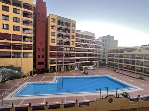 une piscine vide en face de certains bâtiments dans l'établissement NOS LO MERECEMOS, à Puerto de Santiago