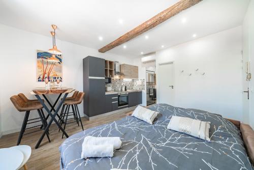 une chambre avec un lit et une table dans une pièce dans l'établissement Joli 2 pièces - Coeur de Ville - AW, à Antibes
