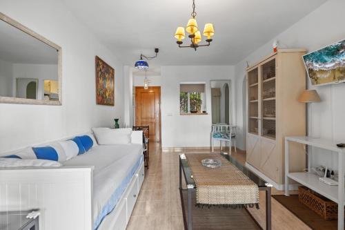 Kuchyň nebo kuchyňský kout v ubytování Seaview with private garden 5 minutes walk to the beach and amenities