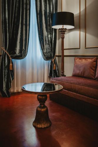 a living room with a table and a couch at Hotel Giorgione in Venice