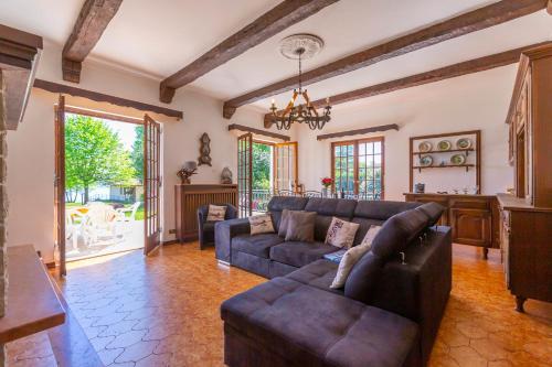 uma sala de estar com um sofá e uma mesa em Villa Martine Au Bord Du Lac - Happy Rentals em Cadrezzate