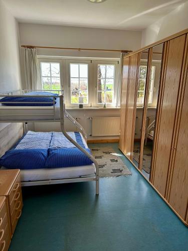 Postel nebo postele na pokoji v ubytování Großes Ferienhaus an der Ostsee "Oldevighus"