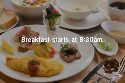 - une assiette blanche avec petit-déjeuner dans l'établissement inn NOSHIYU, à Minamioguni