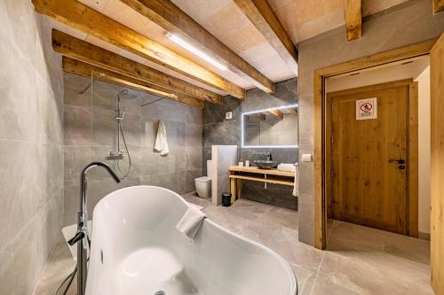 y baño con bañera blanca y lavamanos. en Townhouse Teluo - In the heart of Pollença, en Pollensa