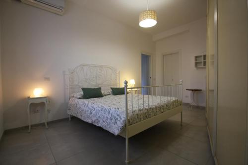 Un dormitorio con una cama con almohadas verdes. en Piramide Holiday House en Roma