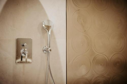 a bathroom door with a baby showeroserhaar at Hotel Giorgione in Venice
