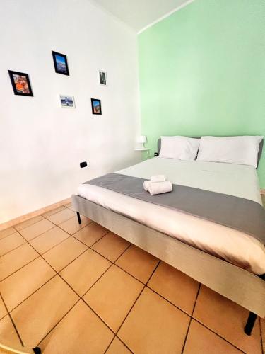 una camera da letto con un letto grande in una stanza di La casa di Re Ferdinando a Napoli