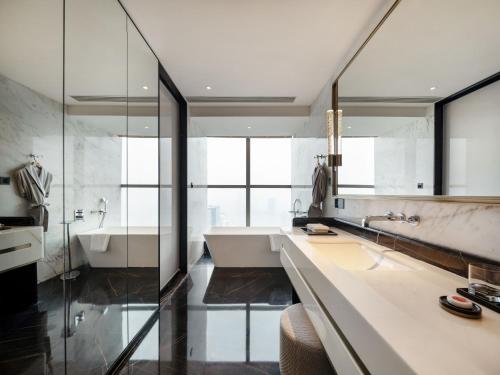 The Langbo Chengdu, in The Unbound Collection by Hyattにあるバスルーム