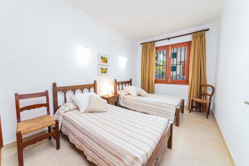 アルクーディアにあるVilla TAMARELLS Alcudiaのベッドルーム1室(ベッド2台、窓付)