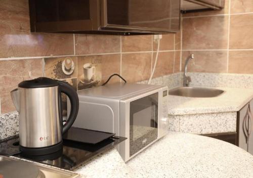 a microwave oven sitting on a counter in a kitchen at فندق فرسان البشائر in Jeddah