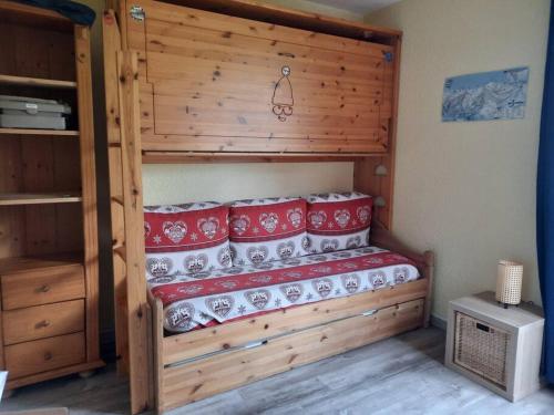 - un lit superposé en bois avec des plaques rouges et blanches dans l'établissement Appartement carlines 1 les ménuires, aux Menuires
