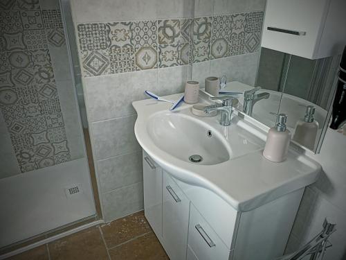 La salle de bains est pourvue d'un lavabo blanc et d'un miroir. dans l'établissement Al sit ed Marino, à Castel Maggiore