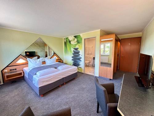 1 dormitorio con 1 cama grande y TV en Hotel Residenz en Bad Neustadt an der Saale