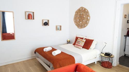 - une chambre blanche avec un lit et un canapé dans l'établissement Appartement Hypercentre Calme proche Centre des Congres, à Angers