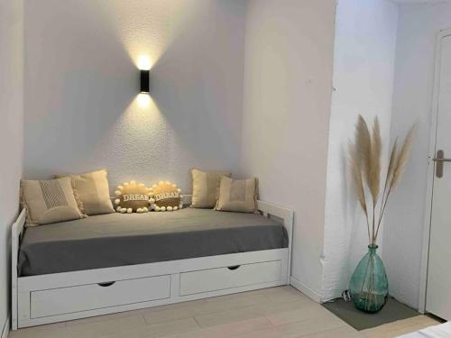 ein Schlafzimmer mit einem Bett mit einer Lampe darüber in der Unterkunft Appartement duplex Porticcio avec parking in Porticcio