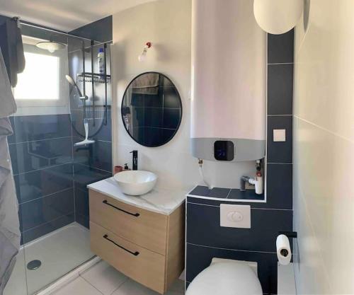 une salle de bain avec un lavabo, des toilettes et une douche dans l'établissement Appartement duplex Porticcio avec parking, à Porticcio