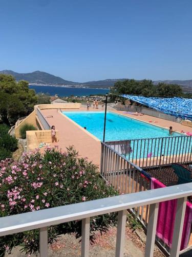 d'un balcon avec vue sur la piscine. dans l'établissement Appartement duplex Porticcio avec parking, à Porticcio