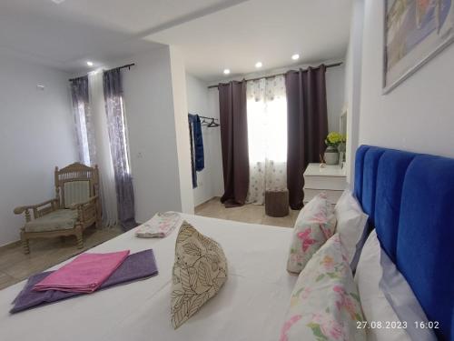 - une chambre avec un lit blanc et des oreillers dans l'établissement TIM Haute standing appartment S2, center Monastir, à Monastir