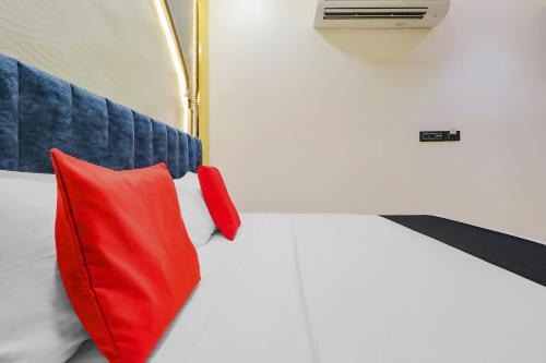 almohada roja en la parte superior de una cama en Capital O Hotel Western Galaxy, en Amritsar