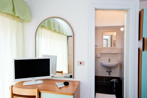 TV a/nebo společenská místnost v ubytování Albergo Villa Mauri