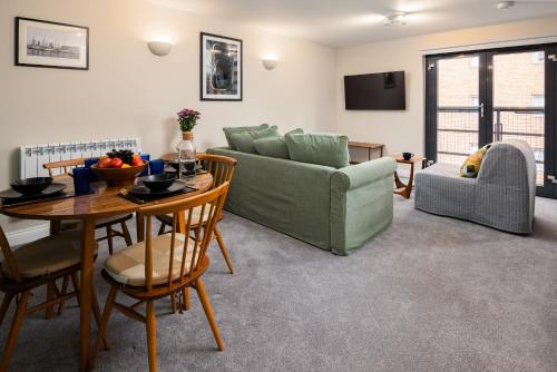 a living room with a couch and a table at Modern 2 Bedroom Apartment with Parking by At Hem in Southampton