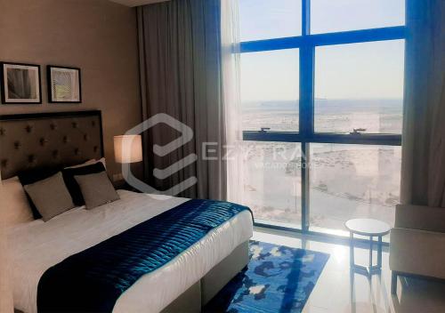 1 dormitorio con cama y ventana grande en Elegant Studio at Damac Celestia, Dubai south - Ezytrac vacation Homes, en Dubái