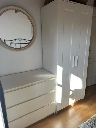 ein Schlafzimmer mit einer weißen Kommode und einem Spiegel in der Unterkunft Casa Fortuna in Armiello