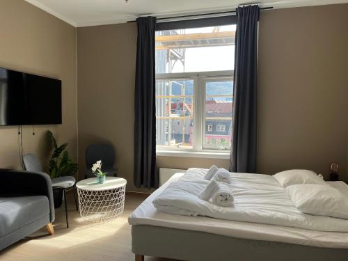 a bedroom with a bed and a large window at Vestre Torggaten 20 in Bergen