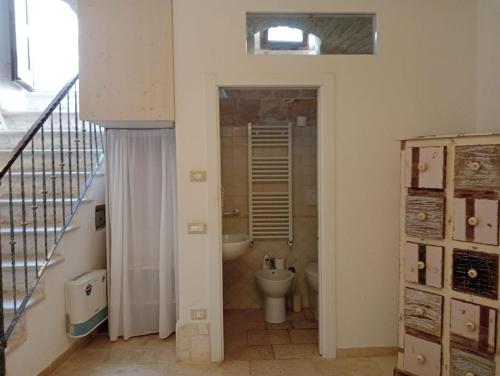 a bathroom with a toilet and a sink at Appartamento la Birba in Alberobello