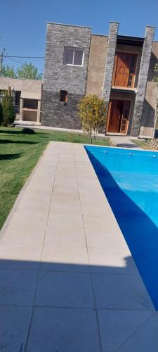 una grande piscina blu di fronte a una casa di FAROLE a Rodeo de la Cruz