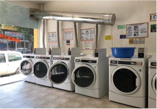 una lavandería con 4 lavadoras en Appartement Chania Centrum en La Canea