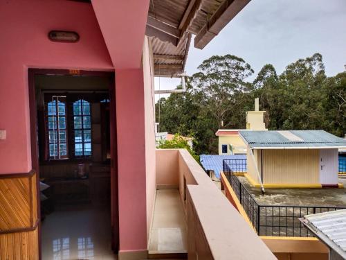 科代卡那的住宿－RPM Residency，阳台享有粉红色墙壁的景色