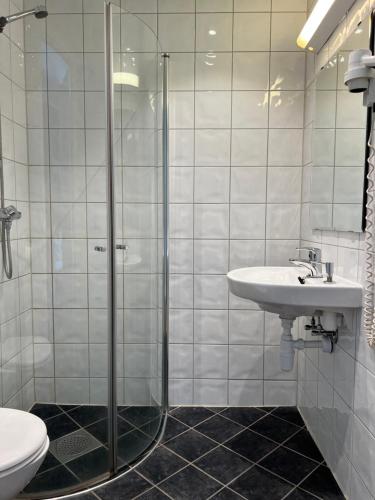 a bathroom with a shower and a sink and a toilet at Vestre Torggaten 20 in Bergen