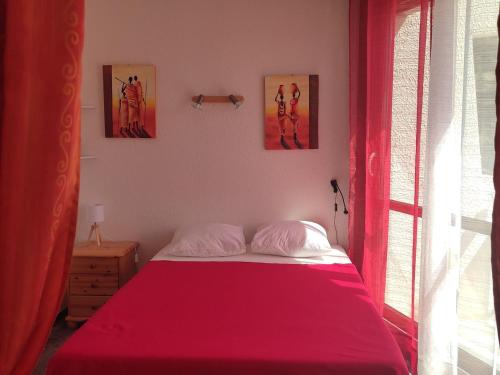 een slaapkamer met een bed met een rode deken bij Studio Villard-de-Lans, 2 pièces, 4 personnes - FR-1-689-44 in Villard-de-Lans