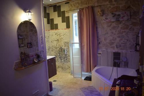 uma casa de banho com uma banheira rosa num quarto em Sète centre ville APPARTEMENT ATYPIQUE F2 (70 m²) em Sète