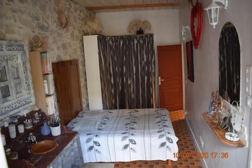 um quarto com uma cama e um lavatório em Sète centre ville APPARTEMENT ATYPIQUE F2 (70 m²) em Sète