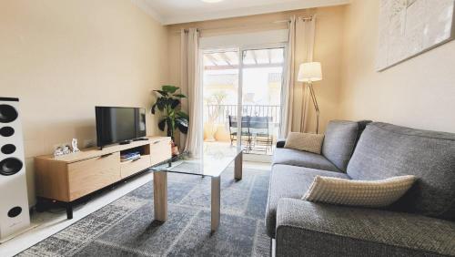 uma sala de estar com um sofá e uma televisão em Apartment Fontana Golf Villamartin em Orihuela Costa