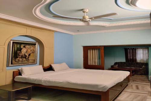Een bed of bedden in een kamer bij Flagship Green Valley Inn