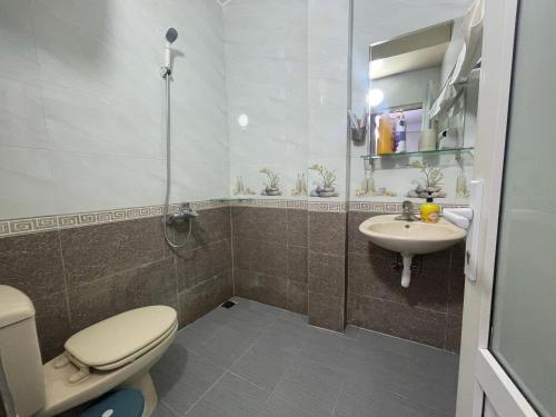y baño con aseo y lavamanos. en Sword lake hostel, en Hanói