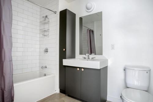 een badkamer met een wastafel, een bad en een toilet bij Culver City 1br w lounge grill access to 405 LAX-1135 in Los Angeles